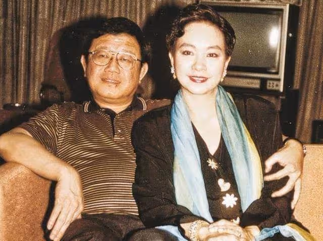 鐘鎮濤初戀近況！抗病成功滿頭白髪精神好，2婚嫁百億富豪，結婚41年仍恩愛