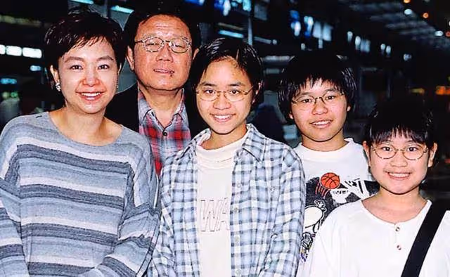 鐘鎮濤初戀近況！抗病成功滿頭白髪精神好，2婚嫁百億富豪，結婚41年仍恩愛