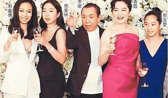 上有百億家產!林青霞女兒被拍到當服務生「端茶倒水沒架子」不求名利靠自己「正臉清秀面容」首曝光