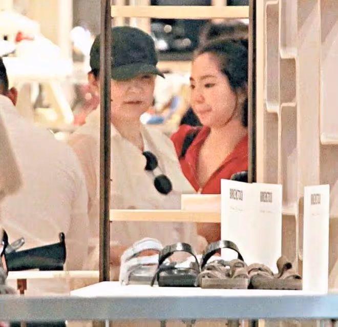 上有百億家產!林青霞女兒被拍到當服務生「端茶倒水沒架子」不求名利靠自己「正臉清秀面容」首曝光
