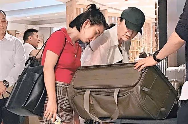 上有百億家產!林青霞女兒被拍到當服務生「端茶倒水沒架子」不求名利靠自己「正臉清秀面容」首曝光