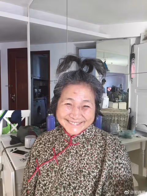 知名「武打皇后」近況曝光,76歲坐輪椅出行,身體狀況惹擔憂
