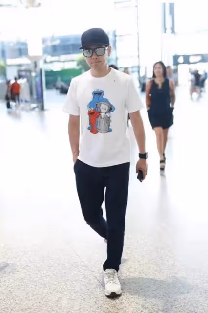 47歲林志穎和弟弟同框,皮衣配牛仔褲時尚帥氣,看著比弟弟還要顯小
