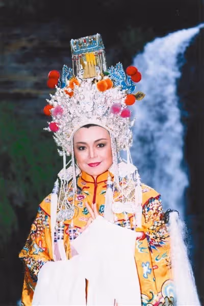 大老闆約吃飯!資深女星抵達發現「桌底下塞一包」 氣炸揭「演藝圈潛規則」:樓上就是房間