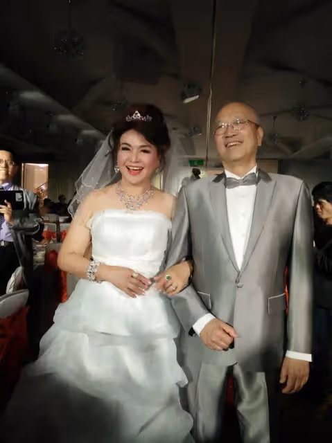 大老闆約吃飯!資深女星抵達發現「桌底下塞一包」 氣炸揭「演藝圈潛規則」:樓上就是房間