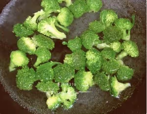 蒜香西蘭花【太太樂鮮雞汁芝麻香油】