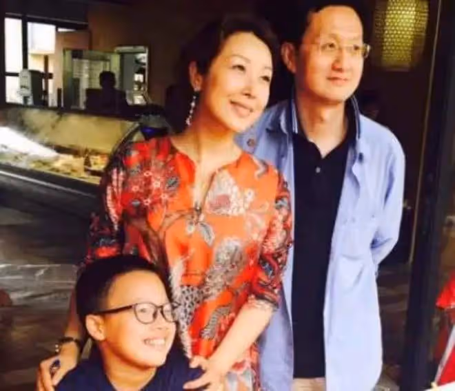 50歲孫悅素顏罕露面！皮膚白嫩小蠻腰吸睛，豪宅內景意外曝光
