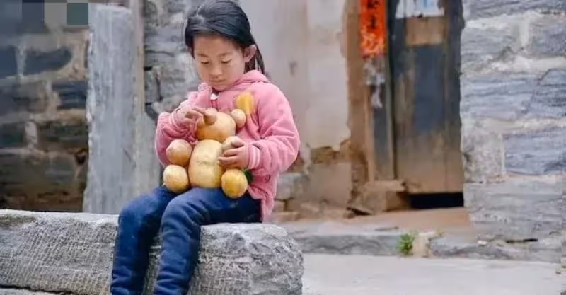 女兒:媽，你為什麼光疼弟弟，不疼我？母親:因為你弟弟才是親生的