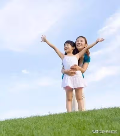 女兒:媽，你為什麼光疼弟弟，不疼我？母親:因為你弟弟才是親生的