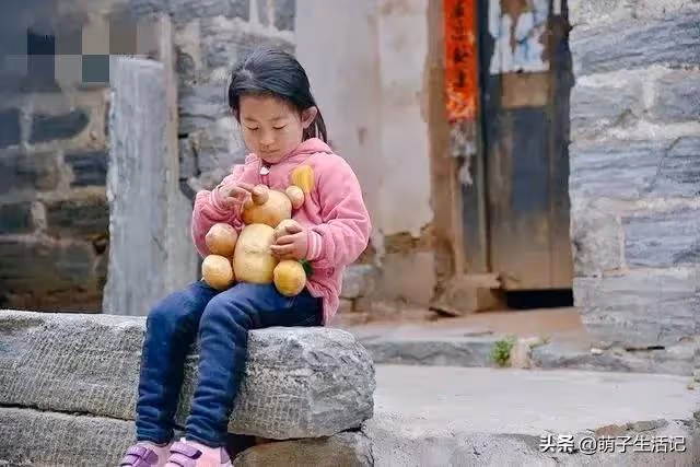 女兒:媽，你為什麼光疼弟弟，不疼我？母親:因為你弟弟才是親生的