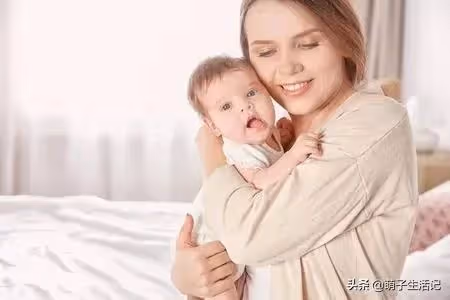 女兒:媽,你為什麼光疼弟弟,不疼我?母親:因為你弟弟才是親生的