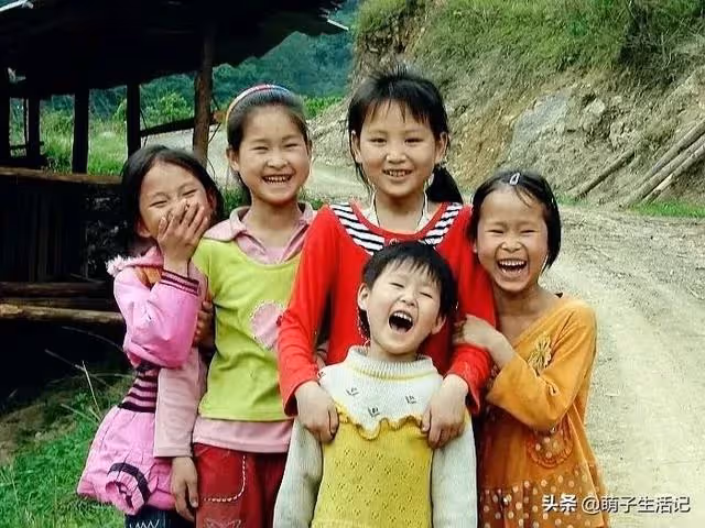女兒:媽,你為什麼光疼弟弟,不疼我?母親:因為你弟弟才是親生的