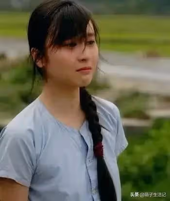 女兒:媽，你為什麼光疼弟弟，不疼我？母親:因為你弟弟才是親生的