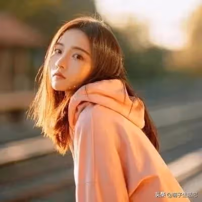 女兒:媽，你為什麼光疼弟弟，不疼我？母親:因為你弟弟才是親生的