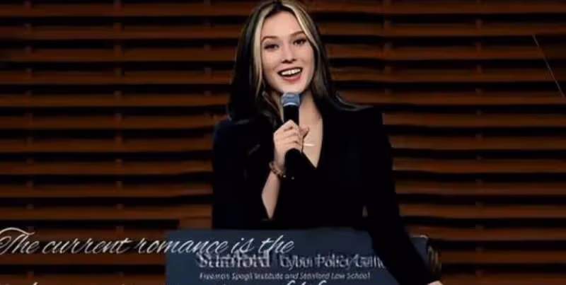 顧愛玲露臍裝大秀腹肌！煙燻妝氣場強，脫鞋當眾跟人聊天