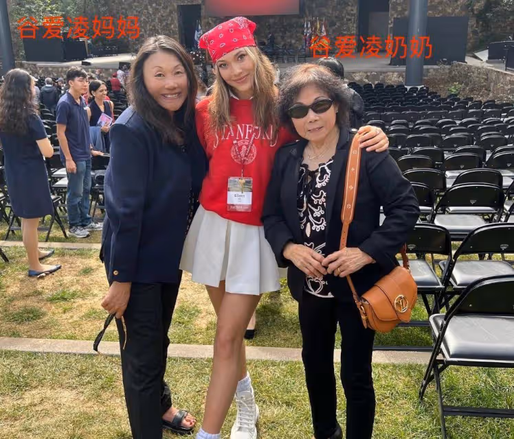 顧愛玲露臍裝大秀腹肌!煙燻妝氣場強,脫鞋當眾跟人聊天