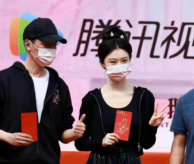 景甜《灼灼風流》路透社照片曝光!白皙靚麗的皮膚很吸睛,男主和男二就像父子