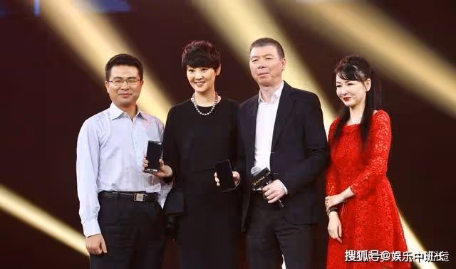 馮小剛為了徐帆,拋棄15年的原配髮妻,如今前妻張娣怎樣了?