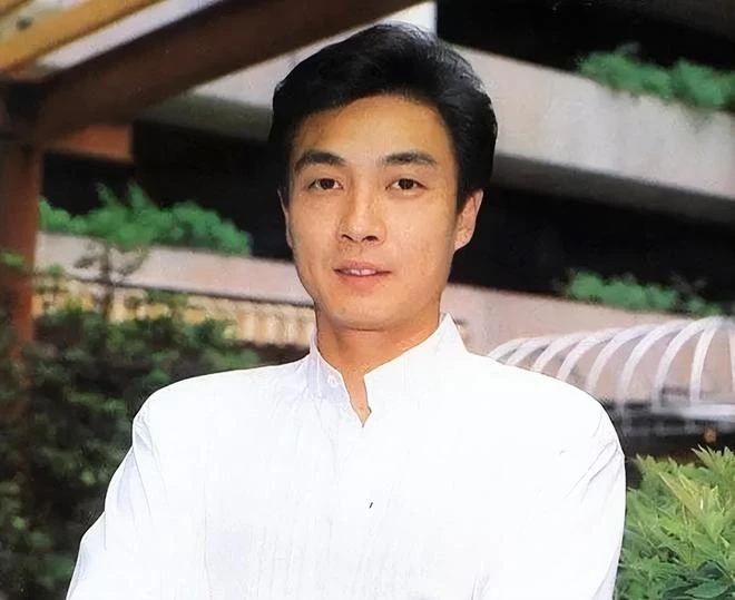 劉松仁摔傷後罕見出遊!不用拄拐杖精神好,站上千年古樹興奮拍照