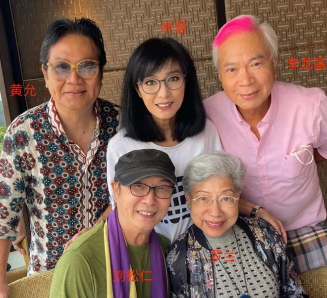 劉松仁摔傷後罕見出遊!不用拄拐杖精神好,站上千年古樹興奮拍照