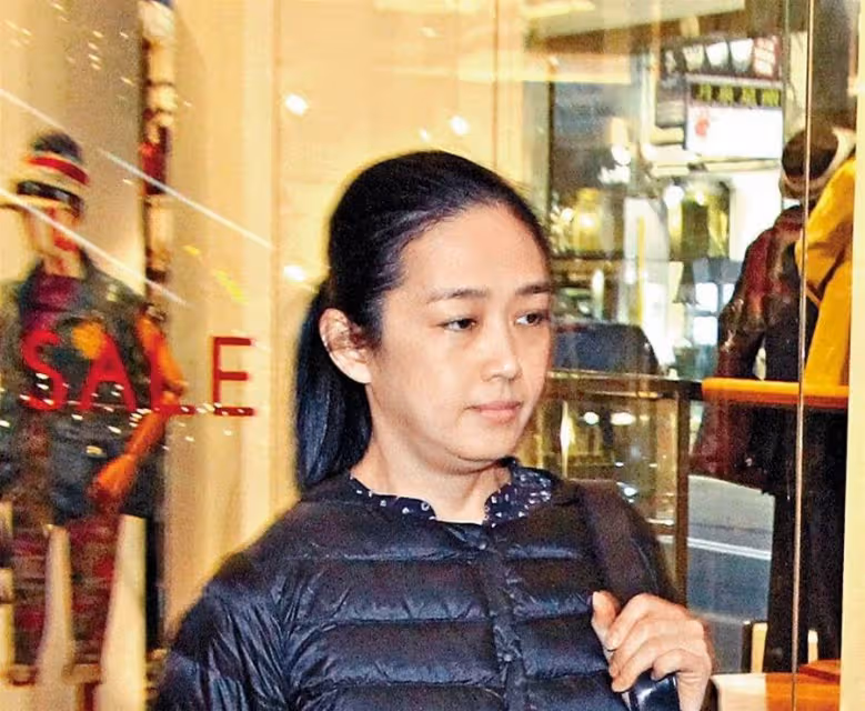 劉德華與妻子恩愛，遺憾的是只有一個女兒，女兒近照曝光長大了不少，網友直呼：又是一個美人胚子