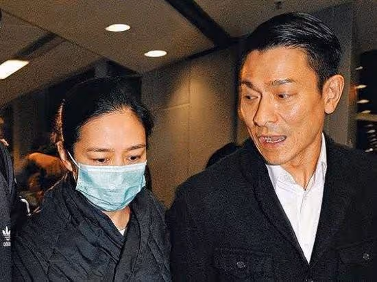 劉德華與妻子恩愛，遺憾的是只有一個女兒，女兒近照曝光長大了不少，網友直呼：又是一個美人胚子