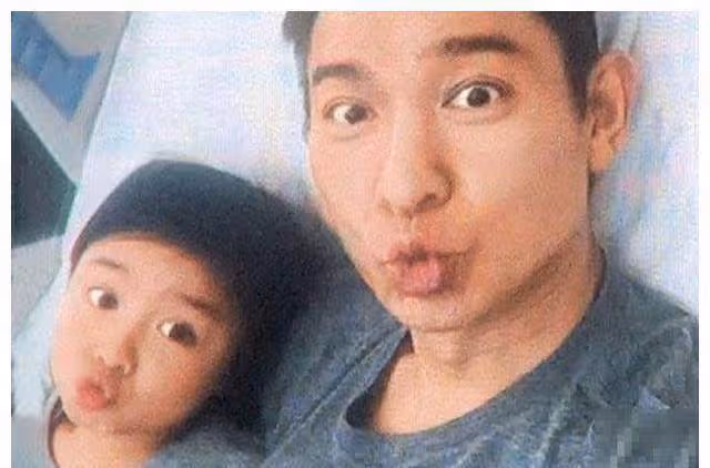 劉德華與妻子恩愛，遺憾的是只有一個女兒，女兒近照曝光長大了不少，網友直呼：又是一個美人胚子