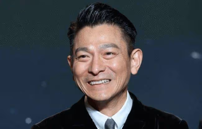 劉德華與妻子恩愛，遺憾的是只有一個女兒，女兒近照曝光長大了不少，網友直呼：又是一個美人胚子