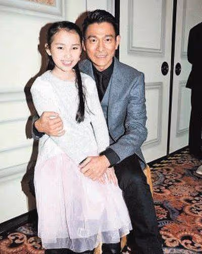 劉德華與妻子恩愛，遺憾的是只有一個女兒，女兒近照曝光長大了不少，網友直呼：又是一個美人胚子
