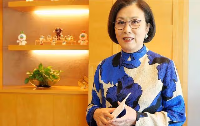 汪明荃未離開tvb,曬出與高層合照,曾志偉送花態度恭敬