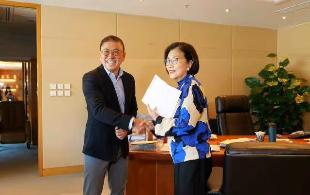 汪明荃未離開tvb,曬出與高層合照,曾志偉送花態度恭敬