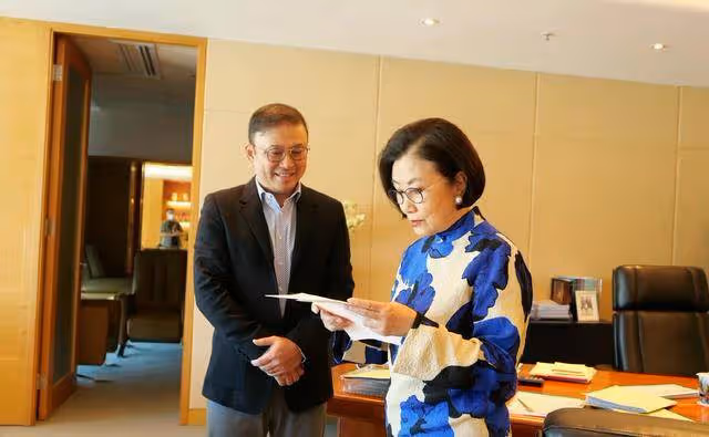 汪明荃未離開tvb,曬出與高層合照,曾志偉送花態度恭敬