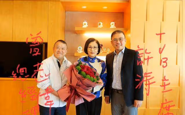 汪明荃未離開tvb,曬出與高層合照,曾志偉送花態度恭敬