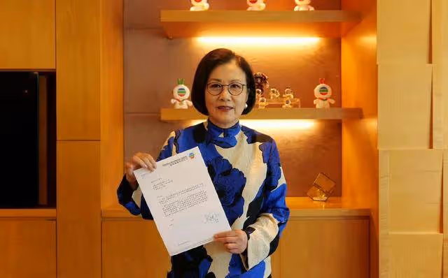 汪明荃未離開tvb,曬出與高層合照,曾志偉送花態度恭敬