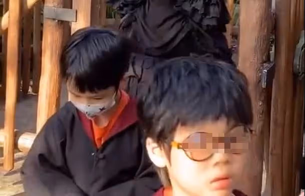 5歲小海綿被曝光正面照!身高已過楊穎的腰部,「精緻五官+白皙膚色」顏值出眾,網友驚呼:簡直迷你版黃曉明