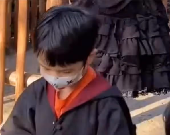 5歲小海綿被曝光正面照!身高已過楊穎的腰部,「精緻五官+白皙膚色」顏值出眾,網友驚呼:簡直迷你版黃曉明