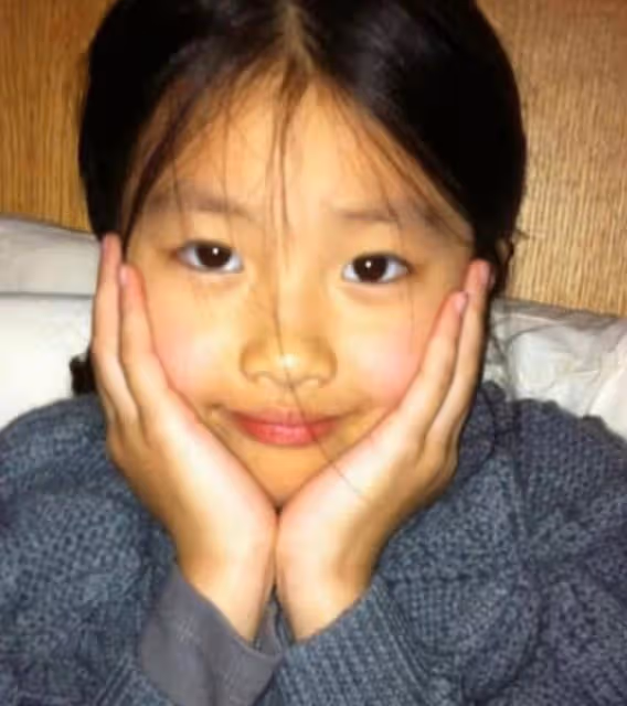 陳奕迅女兒罕見出鏡!18歲的她身材高挑不輸超模,表情高冷「五官」像極了媽媽