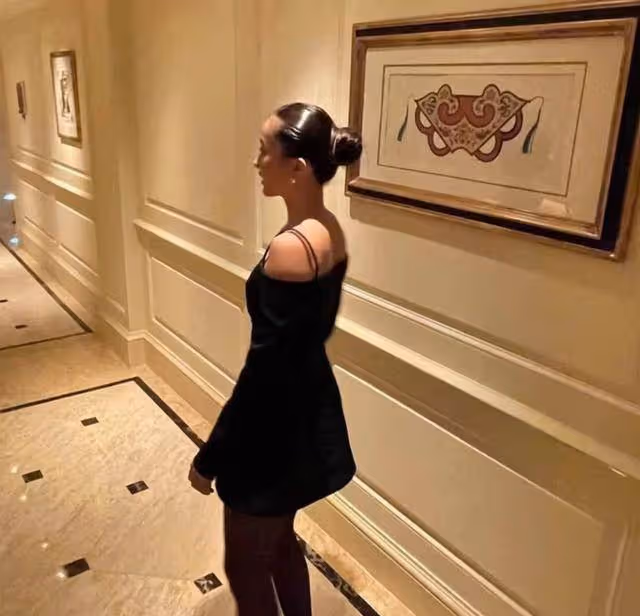 陳奕迅女兒罕見出鏡!18歲的她身材高挑不輸超模,表情高冷「五官」像極了媽媽