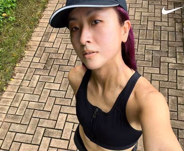 陳奕迅女兒罕見出鏡!18歲的她身材高挑不輸超模,表情高冷「五官」像極了媽媽