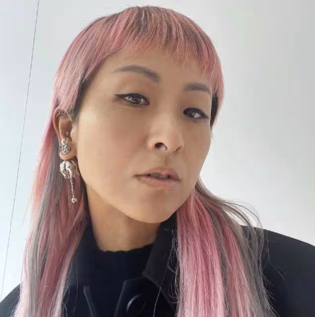 陳奕迅女兒罕見出鏡!18歲的她身材高挑不輸超模,表情高冷「五官」像極了媽媽