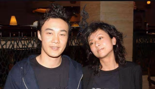 陳奕迅女兒罕見出鏡！18歲的她身材高挑不輸超模，表情高冷「五官」像極了媽媽