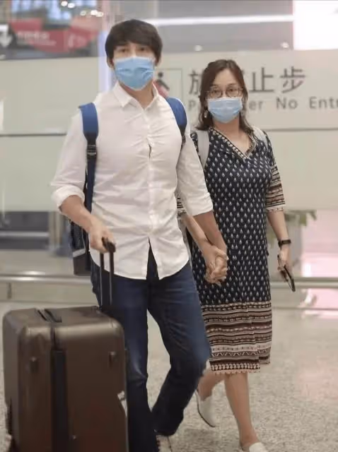 陳松伶真的一點都不顯老，玩下衣失蹤又半扎髪，看著比小老公還年輕