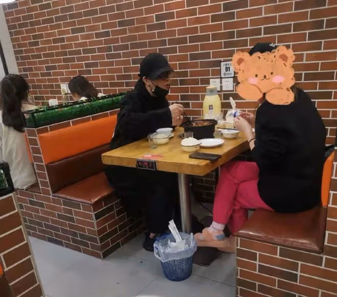 薛之謙與妻子罕同框，女方穿睡褲吃雞公煲不講究，現住豪宅太愜意