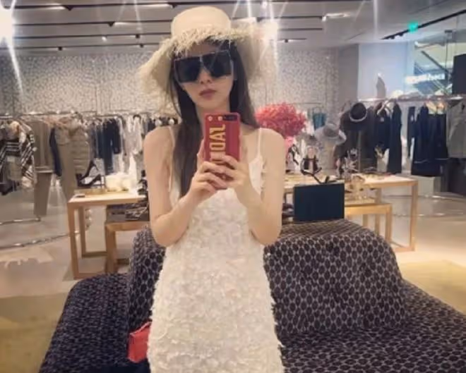 薛之謙與妻子罕同框，女方穿睡褲吃雞公煲不講究，現住豪宅太愜意