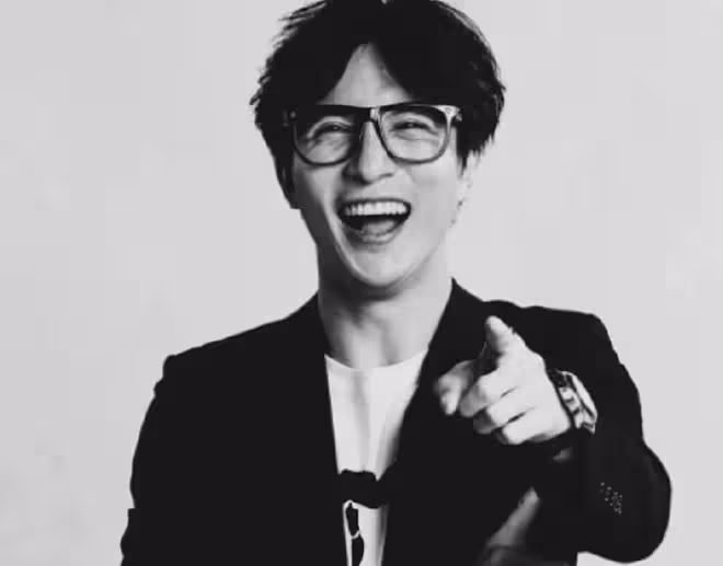 薛之謙與妻子罕同框，女方穿睡褲吃雞公煲不講究，現住豪宅太愜意