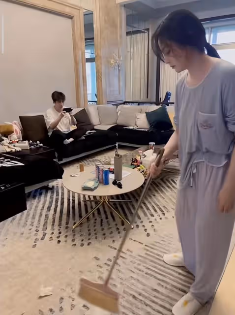 薛之謙與妻子罕同框，女方穿睡褲吃雞公煲不講究，現住豪宅太愜意