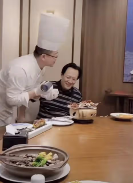 70歲唐國強現身豪華飯店，穿百元衣太樸素，與二婚妻子罕見秀恩愛