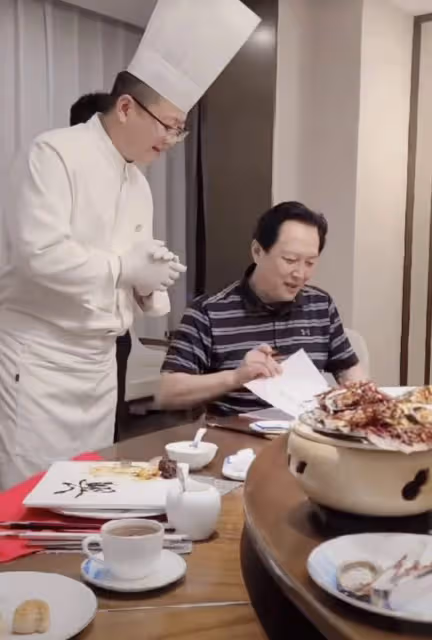 70歲唐國強現身豪華飯店，穿百元衣太樸素，與二婚妻子罕見秀恩愛
