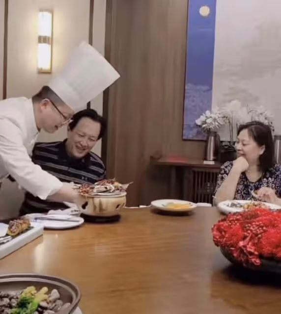 70歲唐國強現身豪華飯店，穿百元衣太樸素，與二婚妻子罕見秀恩愛