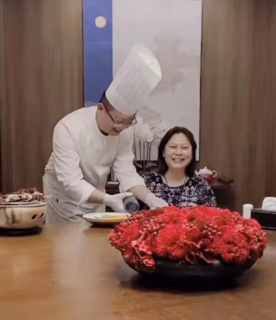 70歲唐國強現身豪華飯店，穿百元衣太樸素，與二婚妻子罕見秀恩愛